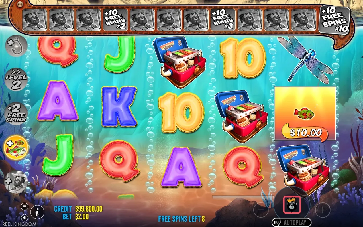 Free Spins-ronde: verzamelbalk bovenin, kaartsymbolen en tackle box, nog 8 spins over.